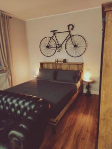 帕尔马B&B San Paolo Sweethome的挂在床上墙上的自行车