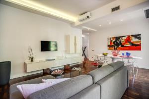 罗马Pgrhome Luxury Apartments Riverside的客厅配有沙发和桌子