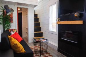 Apple ValleyAngels Landing Tiny Home的带沙发和壁炉的客厅