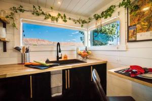 Apple ValleyAngels Landing Tiny Home的厨房设有水槽和窗户。