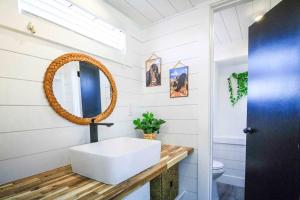 Apple ValleyAngels Landing Tiny Home的浴室设有白色水槽和镜子