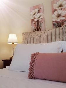 SpartýlasLorantina House_ Holidays in Corfu的卧室配有白色床和粉红色枕头