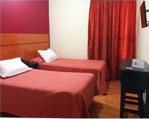 奇克拉纳－德拉弗龙特拉维拉别墅旅馆的客房设有两张床、一张桌子和一个窗户。