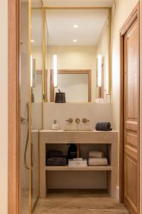 教皇新堡Hotel La Mère Germaine的一间带水槽和镜子的浴室