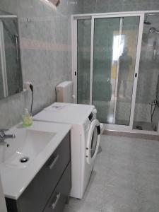 明德卢Maderalzinho的一间带水槽和洗衣机的浴室