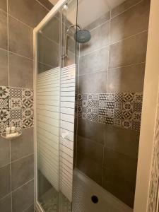 巴黎地匹酒店的浴室里设有玻璃门淋浴