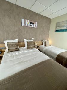 巴黎地匹酒店的一间客房内配有两张床的房间