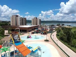 卡达斯诺瓦斯Prive Praias do Lago Eco Resort的一座带水上公园的度假村的大型游泳池