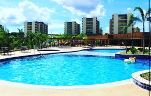 卡达斯诺瓦斯Prive Praias do Lago Eco Resort的一座位于酒店后面的游泳池