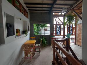 塔甘加Casa MITA Taganga的用餐室设有桌椅和窗户。