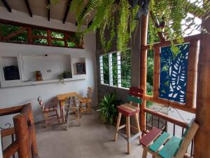 塔甘加Casa MITA Taganga的配有椅子和桌子的房间,窗户