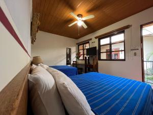 圣萨尔瓦多奥博尔福高酒店的一间卧室配有两张床和吊扇
