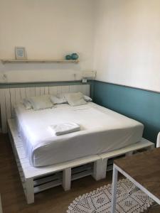 圣保罗Angatu Hostel的一张位于白色床架的房间的床铺
