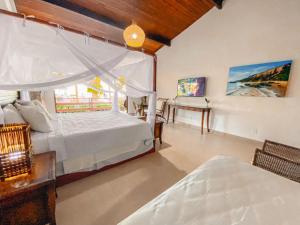 阿拉亚尔达茹达阿拉亚尔班哥楼海滩酒店的一间卧室设有两张床、一张桌子和一个窗口