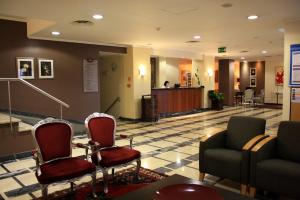 丰沙尔奥尔葵迪亚酒店的大堂设有带椅子和沙发的等候区