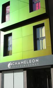 阿利坎特Chameleon Youth Hostel Alicante的一座绿色建筑,上面有医院的标志