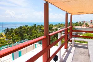 女人岛Hotel Sol Caribe的从度假村的阳台上可欣赏到海景