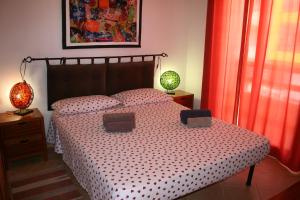 圣玛丽亚Casa Bahia 4的一间卧室配有一张床、两盏灯和一个窗户。