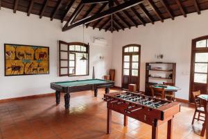 圣多美Roça Vale dos Prazeres的一间房间,里面设有两张台球桌