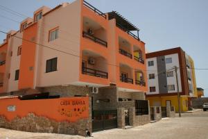 圣玛丽亚Casa Bahia 4的一座橙色和白色的建筑,上面有标志