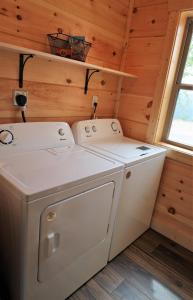 瓦尔登克里克Woodland Cove的一个小房子里的洗衣机和烘干机