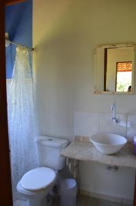 阿尤鲁奥卡查尔斯塞林纳帕帕盖奥山林小屋的一间带卫生间和水槽的浴室