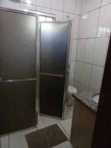 多拉杜斯RECANTO DO ALVORADA的带淋浴、水槽和卫生间的浴室