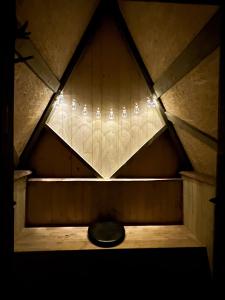 Lux Glamping, Lammas的小房间,天花板上灯火