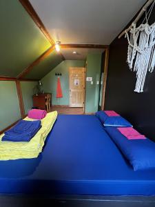 圣安娜德蒙Chill Shack - Auberge Jeunesse的配有蓝色床单的客房内的两张床