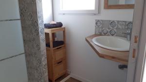 CoëtmieuxLe Ty Douar的浴室配有盥洗盆和浴缸。