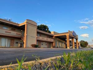 黑泽尔伍德Haven Inn & Suites St Louis Hazelwood - Airport North的大楼前的一个空停车位