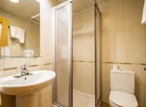 布尔拉达卡萨哈辛托酒店的浴室配有卫生间、盥洗盆和淋浴。