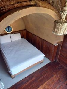 Xul-HaPepos Xul-Ha的木墙客房内的小床