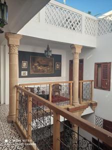 塞拉Riad Dar Badiaa的木栏杆房子的楼梯
