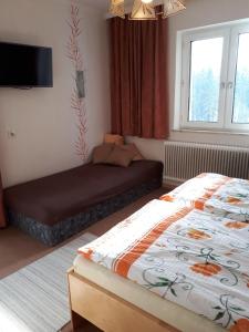 格赖因科罗易波弗旅馆的一间卧室设有两张床和窗户。