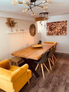 温特贝格Ferienhaus Sauerland - Traum的一间带木桌和椅子的用餐室