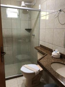 圣若泽-达科罗阿格兰迪Pousada Costa dos Corais的带淋浴、卫生间和盥洗盆的浴室