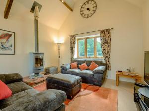 埃德温斯托Courtyard Lodge的带沙发和壁炉的客厅
