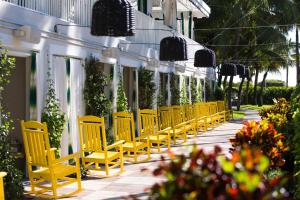 迈阿密海滩金普顿赛康贝酒店的人行道上一排黄色椅子