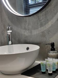 布莱克本The Ribchester Arms的浴室设有白色水槽和镜子