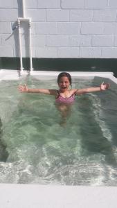 罗托鲁瓦罗托鲁阿温泉假日公园酒店的在一个游泳池游泳的年轻女孩