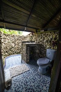 努基Casa Balae的一间带卫生间和石制壁炉的浴室