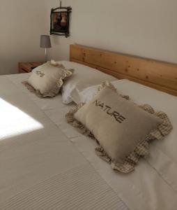 奥斯图尼Ostuni home nature的一张带两个枕头的床,上面放着风筝
