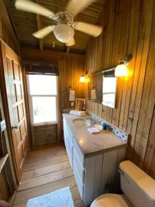 Oak RidgeOcean Breeze Villa Rentals的一间带水槽、卫生间和天花板的浴室