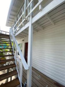 Oak RidgeOcean Breeze Villa Rentals的建筑物一侧的白色楼梯栏杆