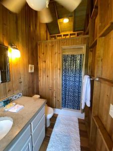 Oak RidgeOcean Breeze Villa Rentals的一间带水槽、卫生间和门的浴室