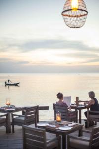 富国芒果湾度假村的坐在海洋前面桌子上的两名妇女