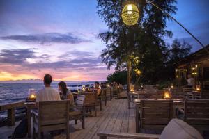 富国芒果湾度假村的一群人坐在餐厅里,欣赏日落