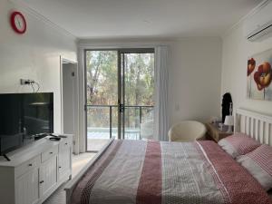 黄金海岸Superstar’s home stay的一间卧室设有一张床和一个大窗户
