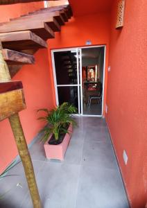路易斯科雷亚Casa na praia com piscina的客房设有带楼梯的橙色墙壁和天井。